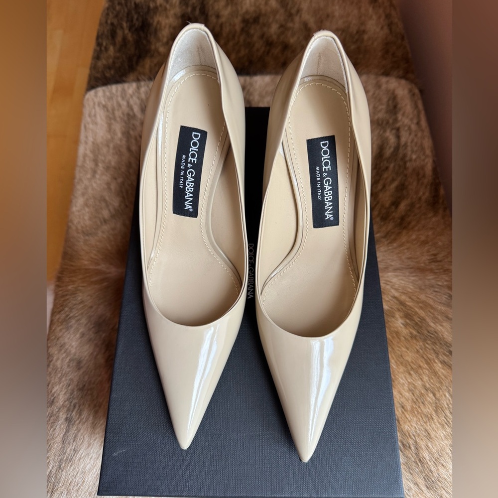 Dolce & Gabbana Cream Heels Elegant Pointed-Toe Design